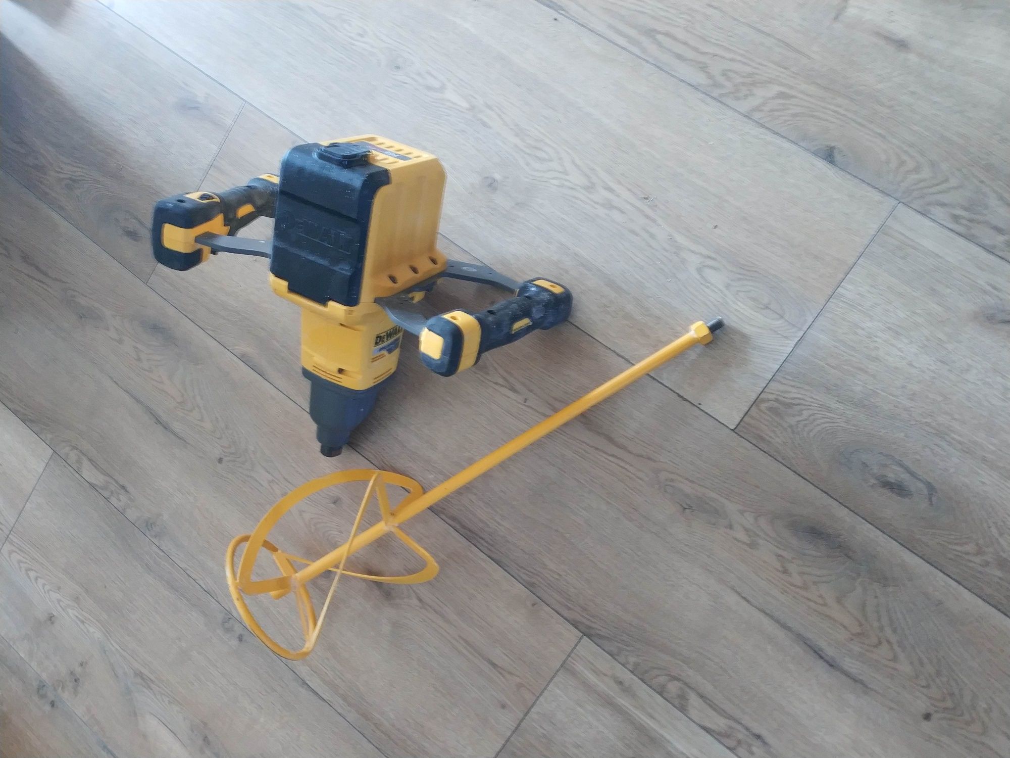 Akumulatorowe mieszadło DeWalt DCD240 wraz z świdrem