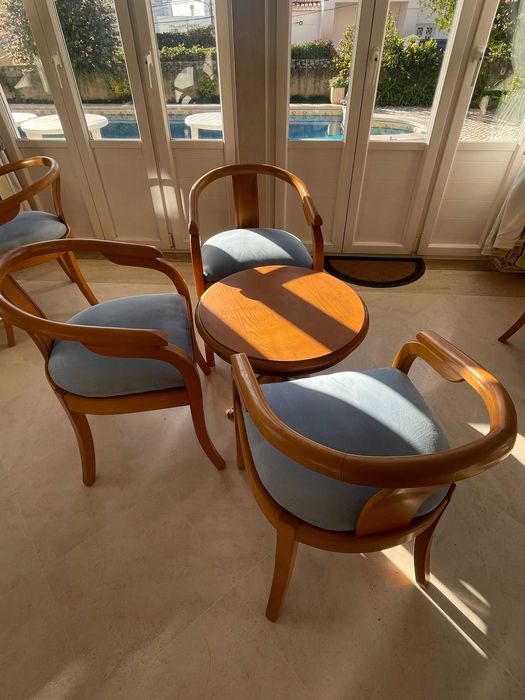 Cadeiras e mesas de bar em madeira