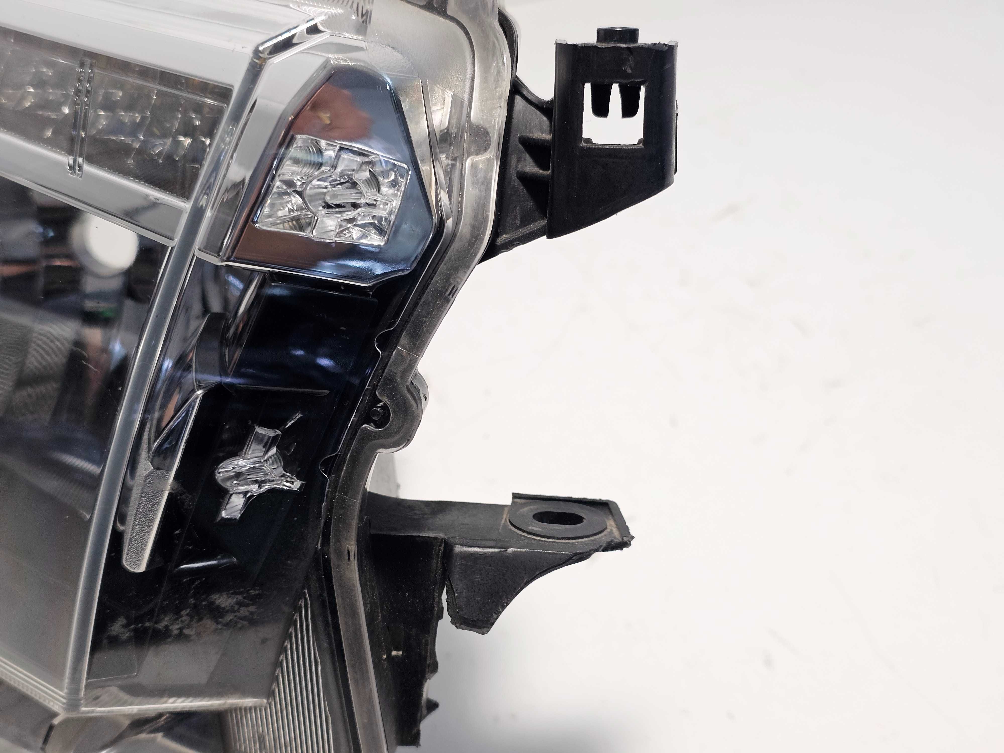 TOYOTA HILUX 8 VIII LED lampa prawa przednia przód