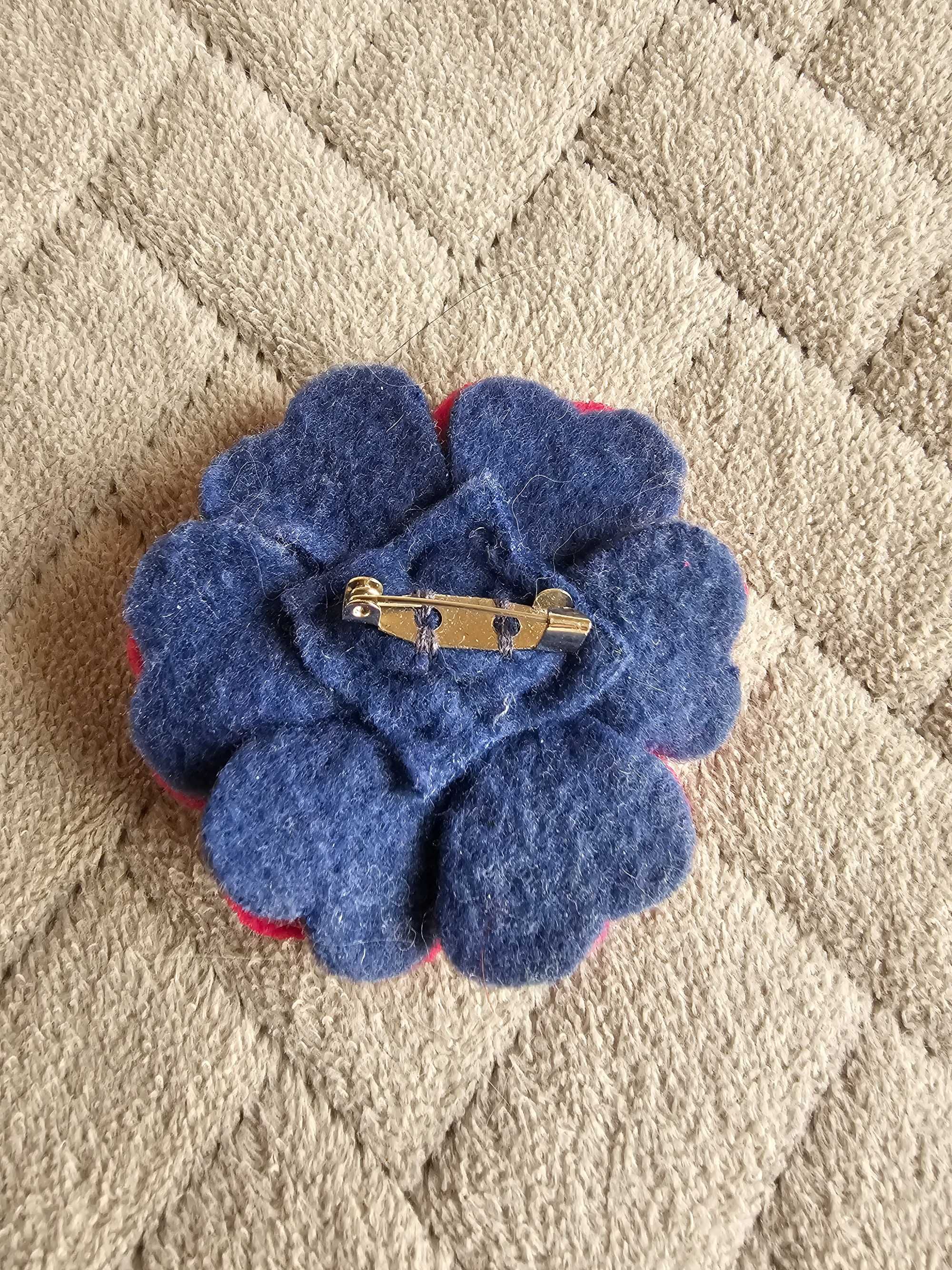 Filcowa broszka kwiatek handmade