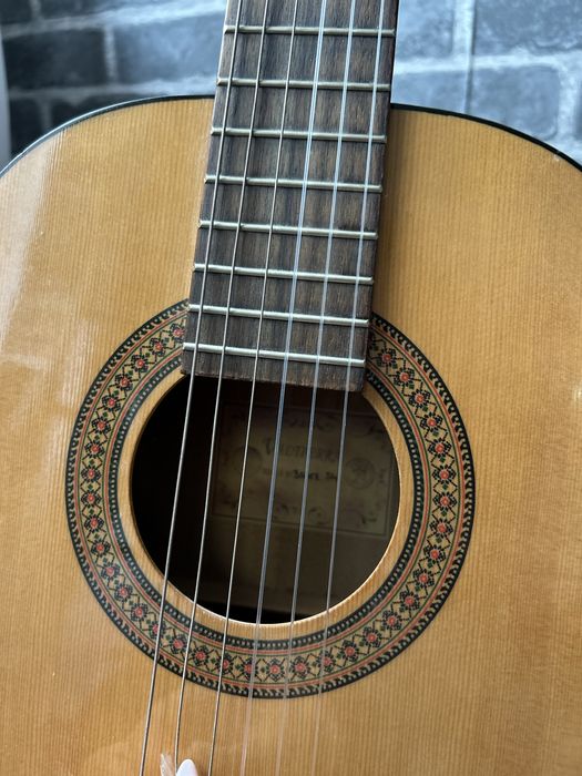 mała gitara akustyczna