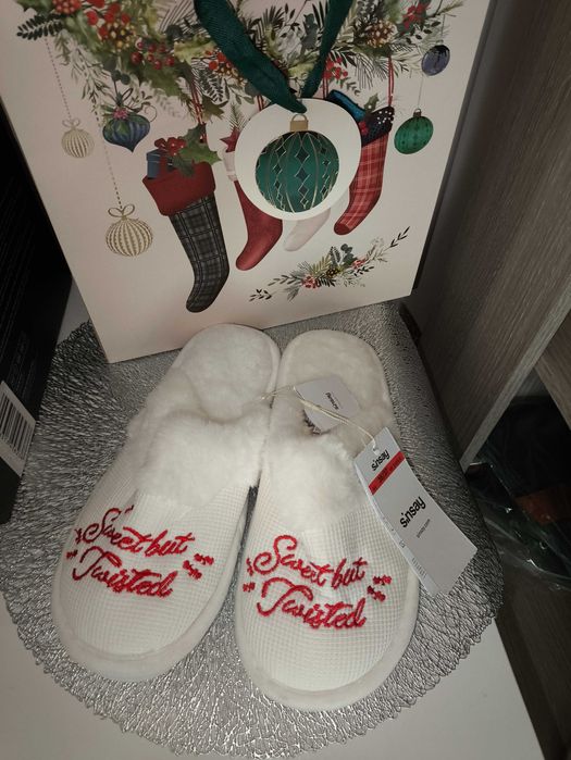 Nowy kapcie z motywem świątecznym