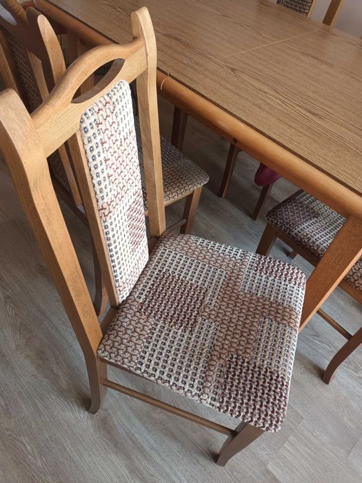 Stół drewniany i 6 krzeseł tapicerowanych