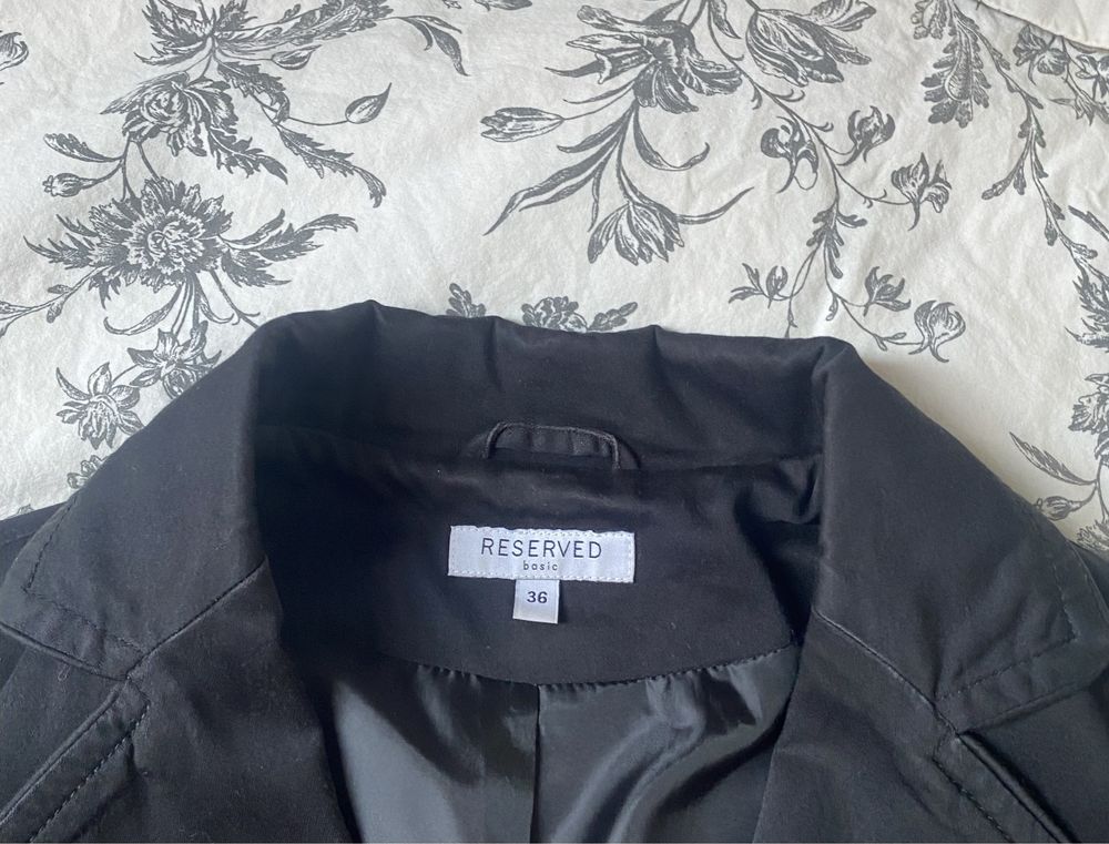 Czarna marynarka krotka reserved
