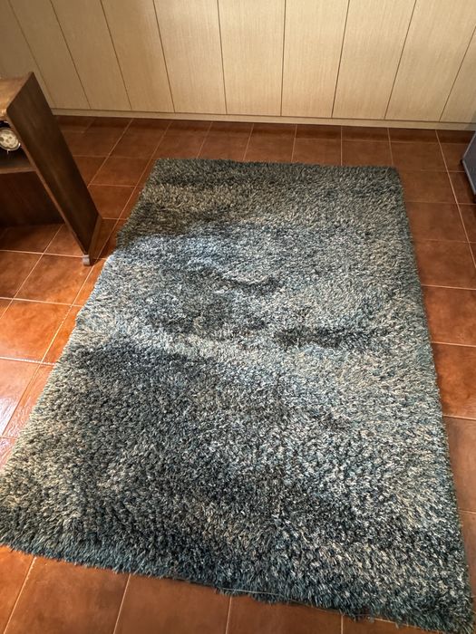 Carpete azul e cinza prata
