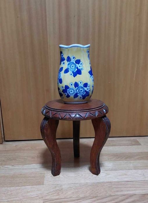 Peanha em madeira para vaso ou figura decorativa (sem os objectos)