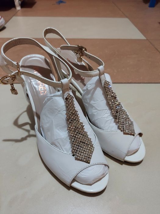 Białe sandały na wysokim obcasie
