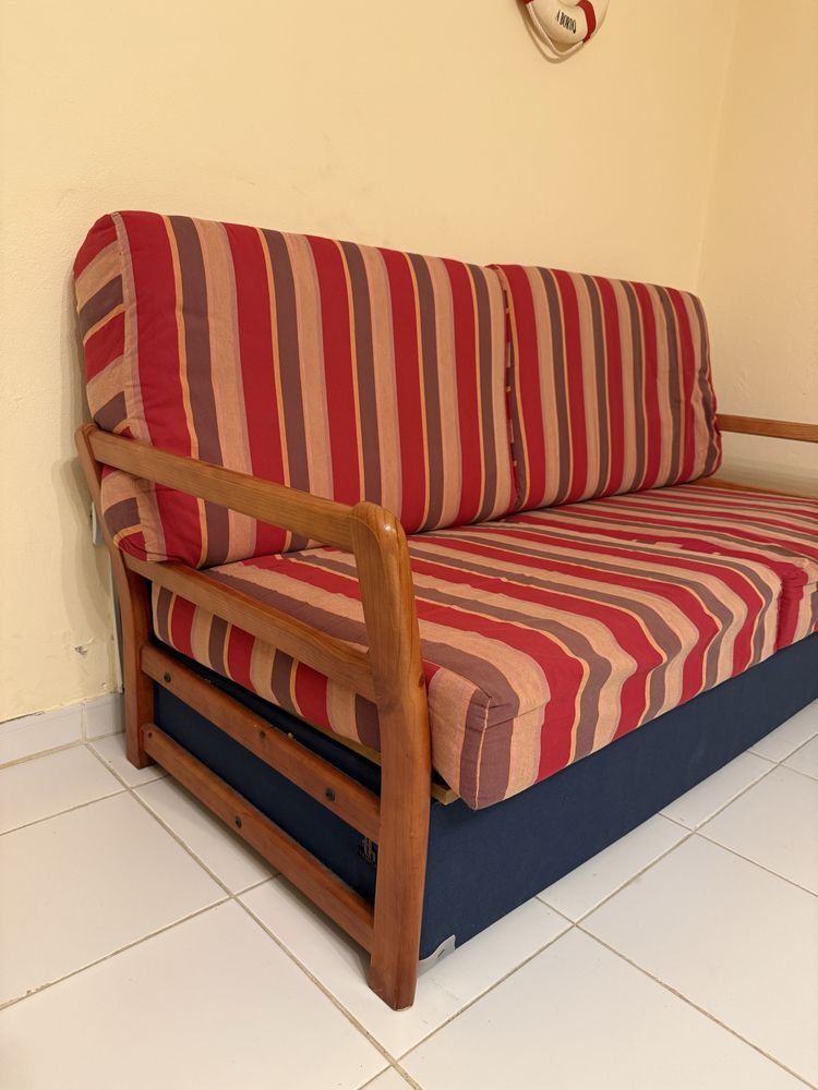 Sofa cama em tecido em madiera
