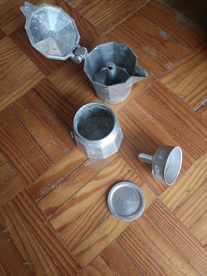 Cafeteira antiga pequena
