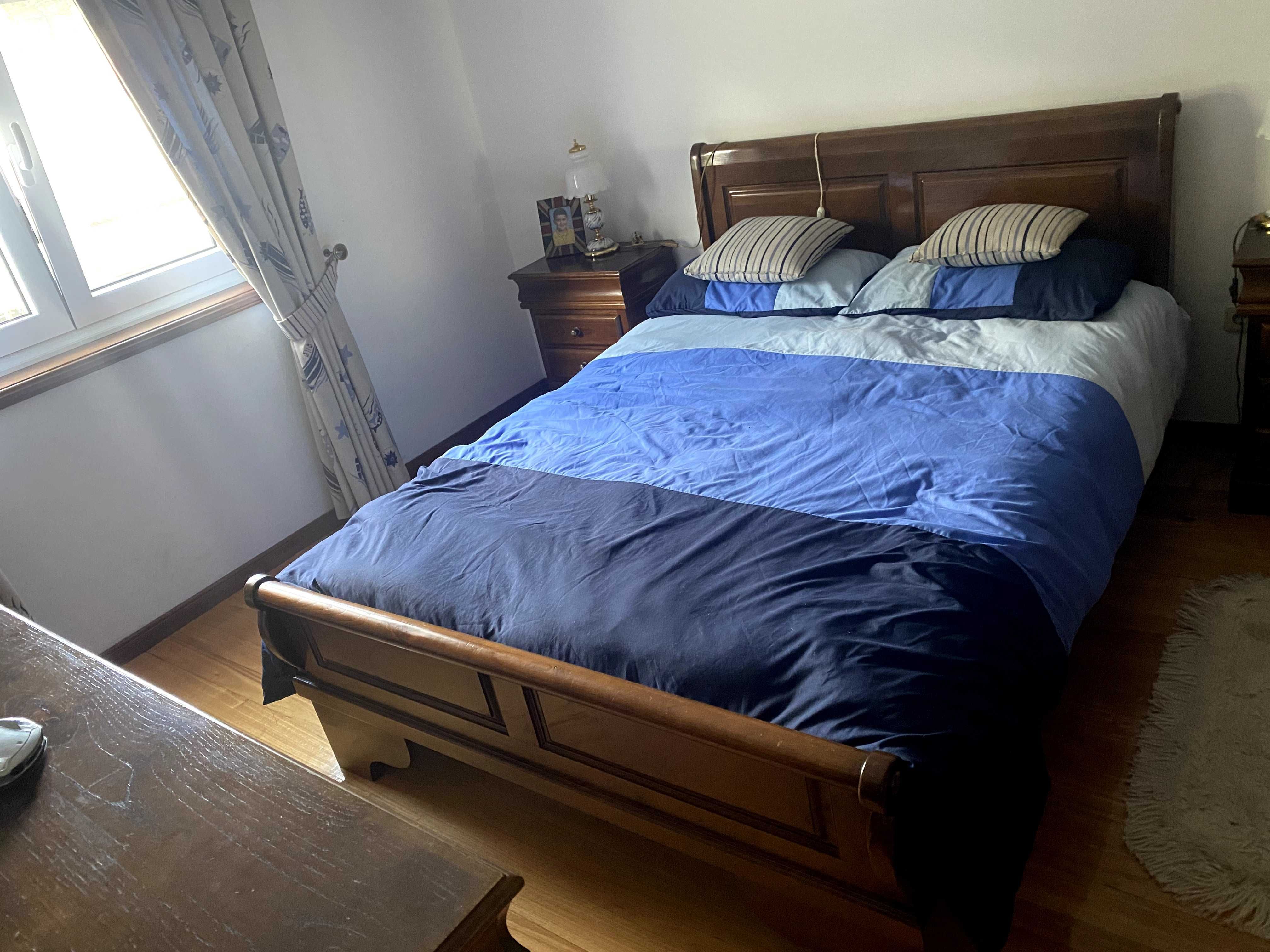 Conjunto Mobiliário Clássico em Madeira de Qualidade para Quarto