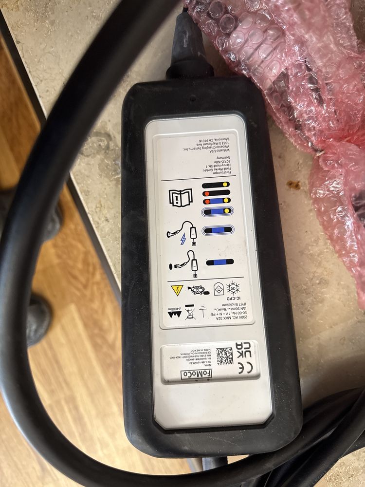 ładowarka do pojazdów elektrycznych marki Ford.