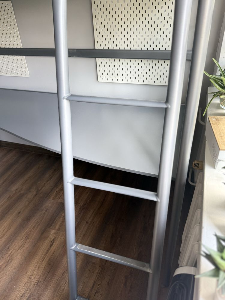 Łóżko piertowe Ikea Svärta wraz z biurkiem i materacem