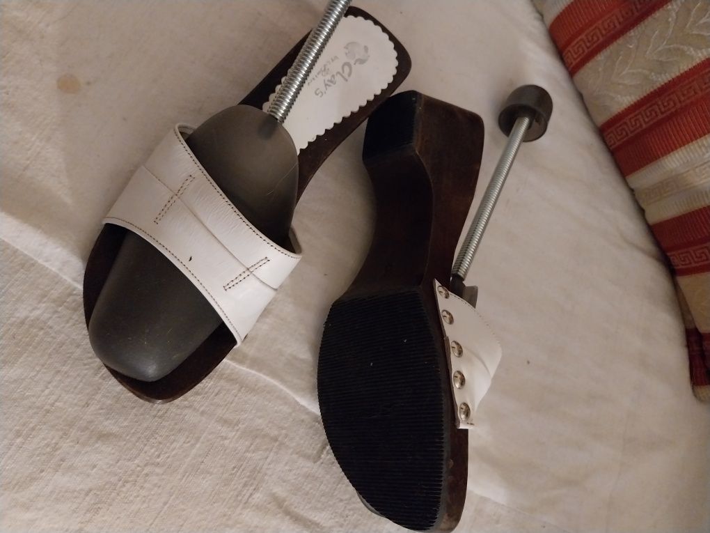 Vários pares de sapatos usados pouco e bem  consevados