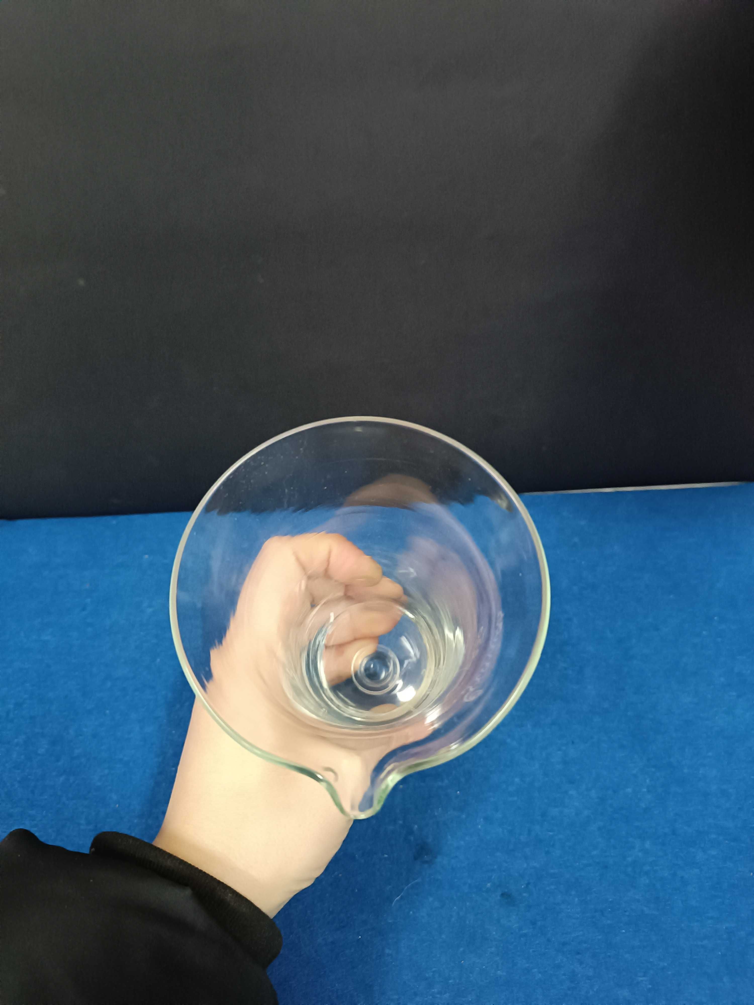 Fabuloso medidor em vidro, com formato muito incomum