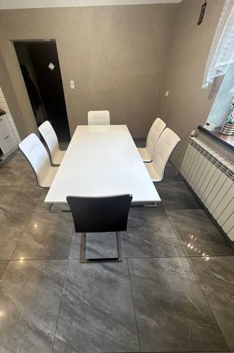 Stół i 6 krzeseł firma Paged, biały połysk