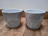 Dwie ceramiczne doniczki w odcieniu niebieskim z roślinnymi wzorami
