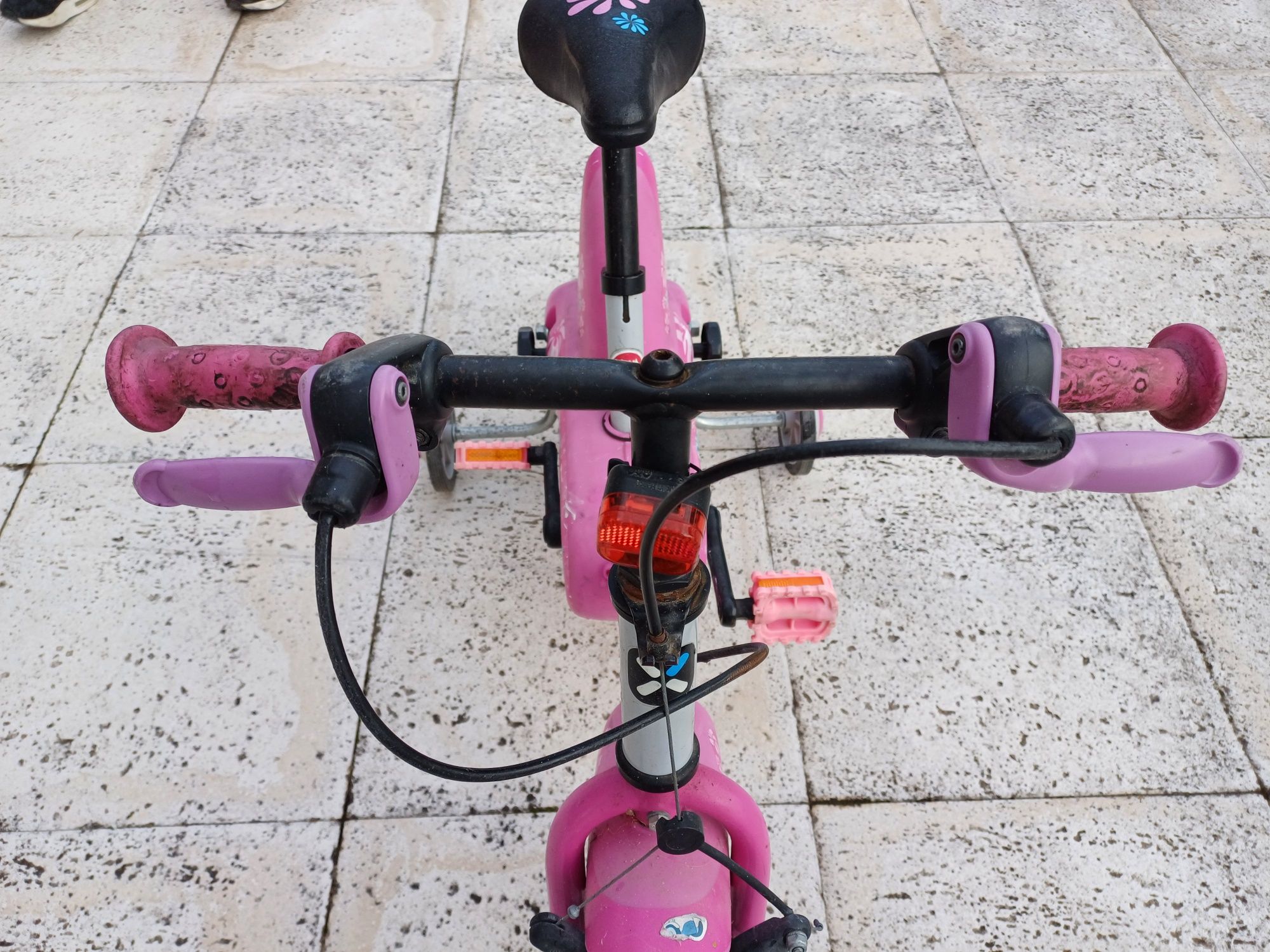 Bicicleta rosa com rodinhas
