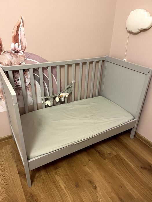 Łóżeczko dziecięce IKEA Sundvik + materac – stan idealny!