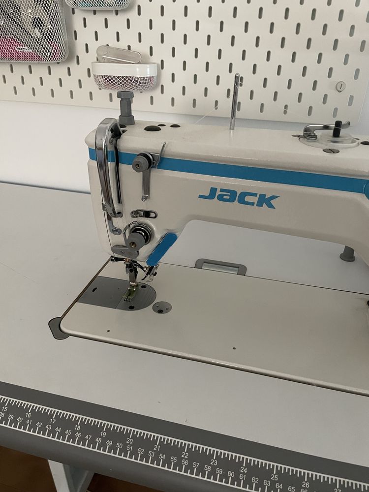Máquina de Costura JACK A8