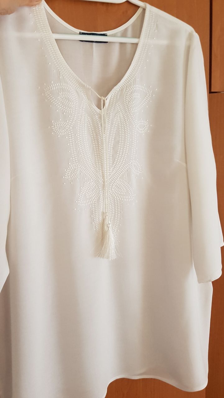 Блузка з білою вишивкою