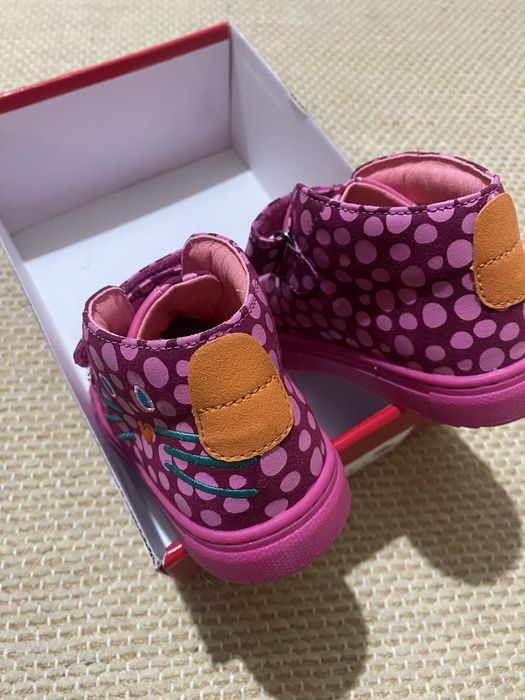 Sapatos de menina em couro novos