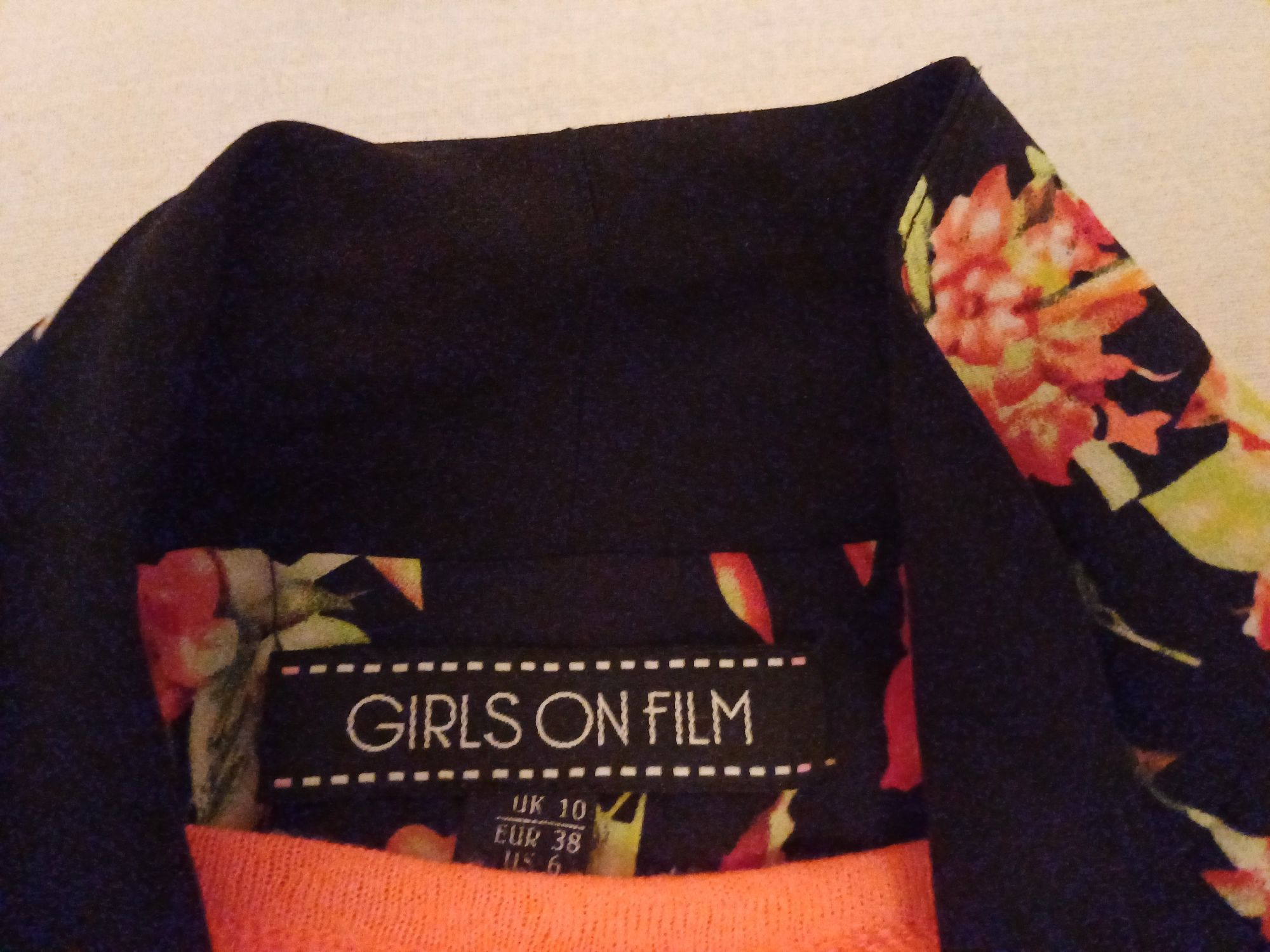 Śliczny żakiet narzutka w kwiaty marki GIRLS ON FILM rozm. 38