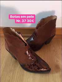 Botins castanhos em pele