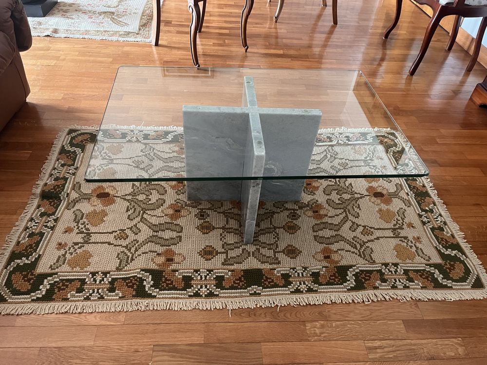 Mesa de centro com tampo em vidro e base de pedra