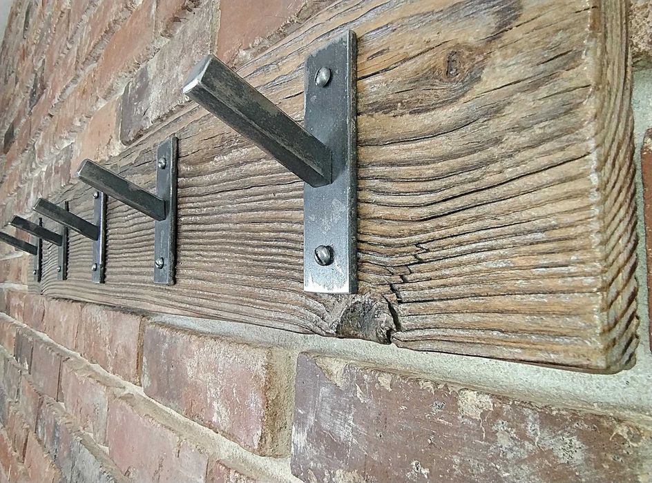 Wieszak loftowy z drewna i stali – industrialny design