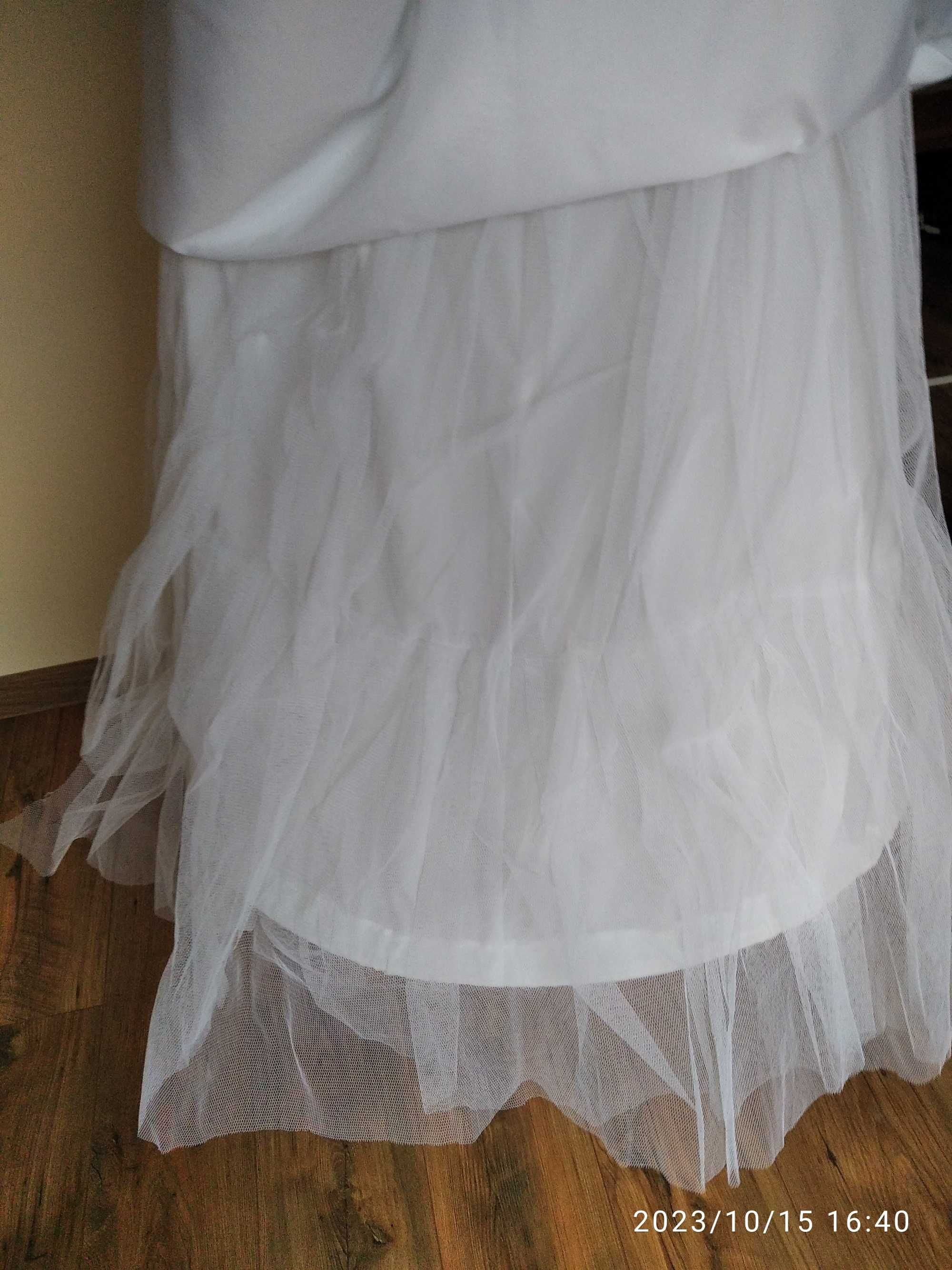 Suknia ślubna z kryształami Swarovskiego