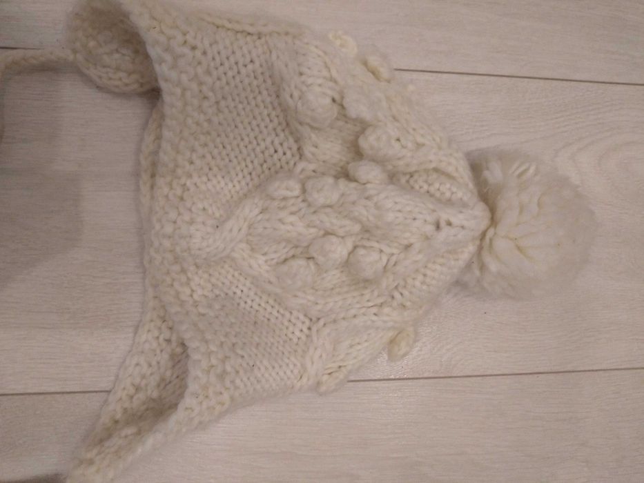 Czapka damska z pomponem