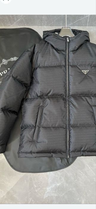 Чорна пухова куртка Prada