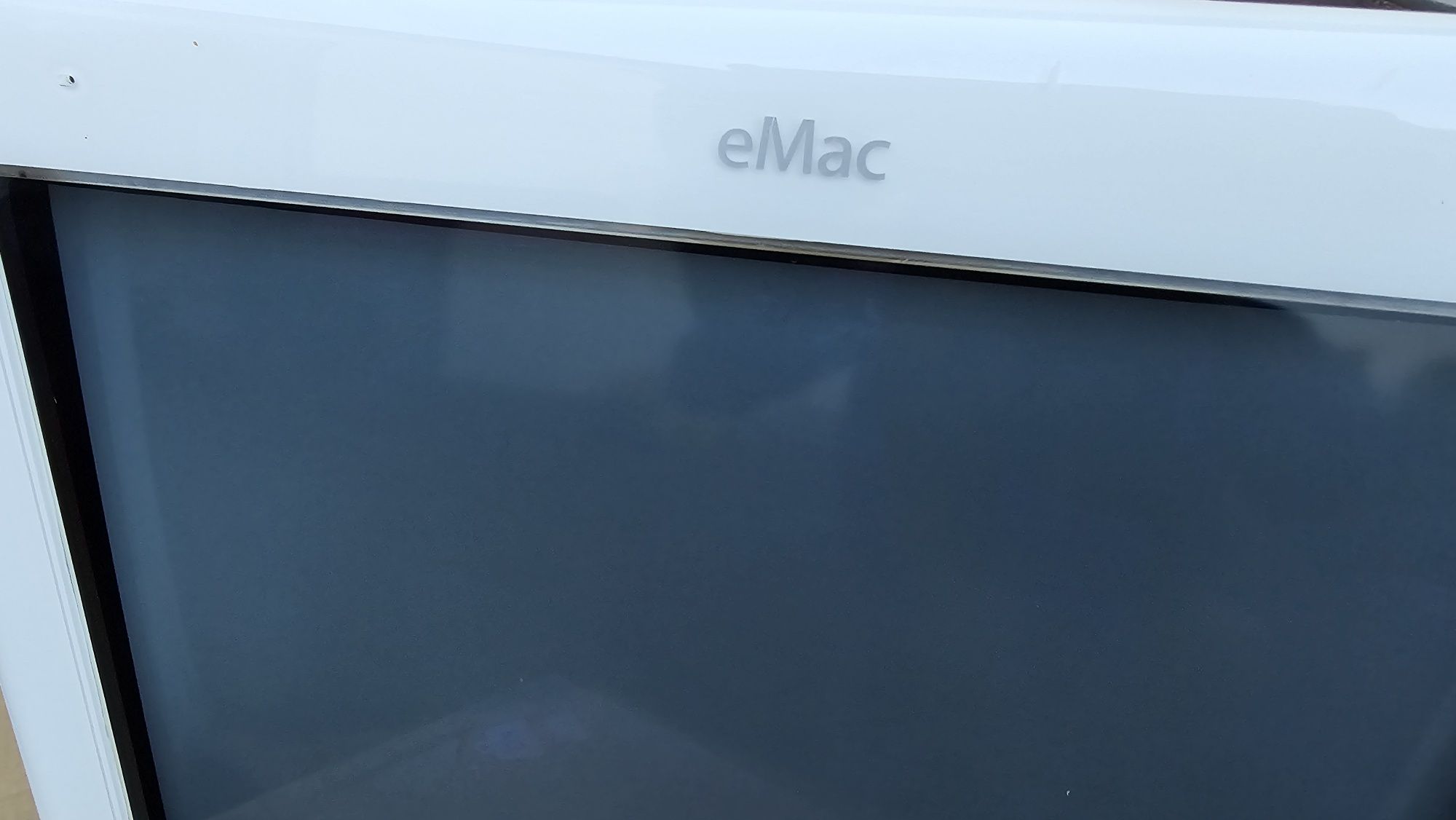 Komputer Apple EMac z myszką
