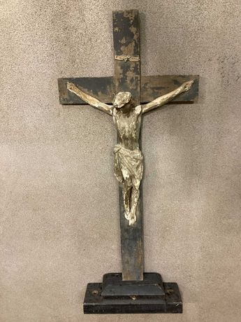 Zabytkowy krzyż z drewnianą rzeźbą