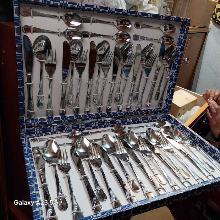 Faqueiro completo para 12 pessoas, em inox e em estado novo