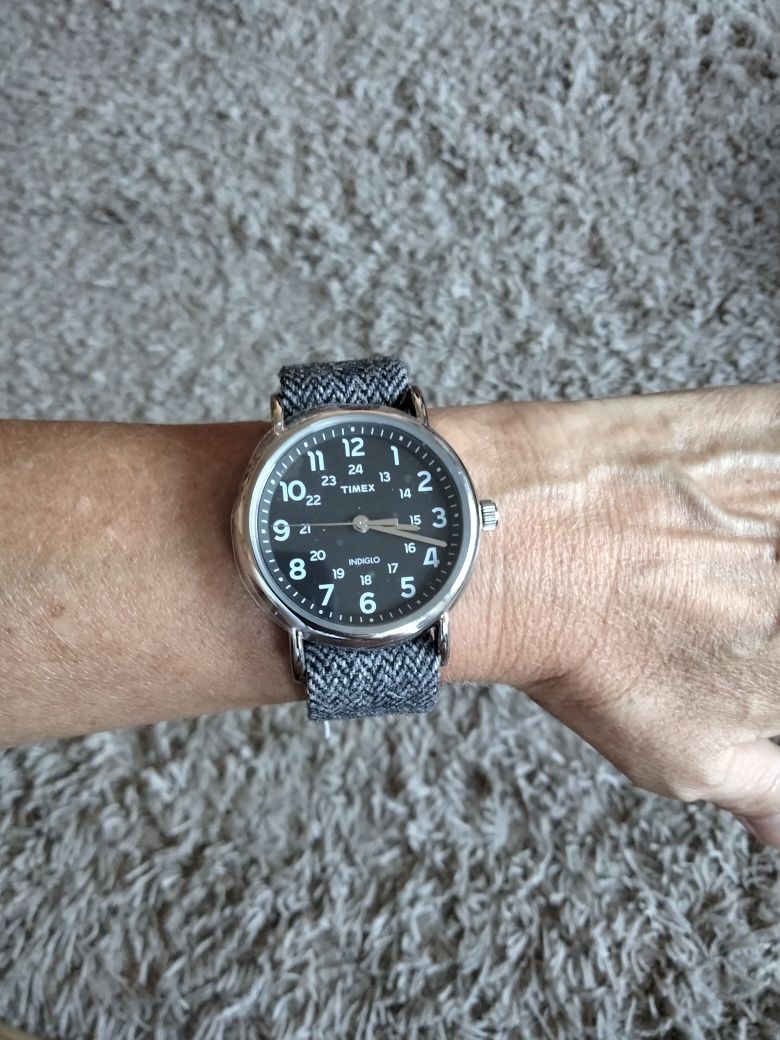 Relógio da Timex com bracelete em xadrez.