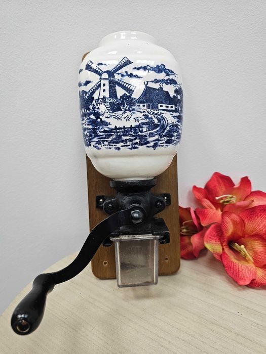 Stary młynek do kawy – ścienny, ręczny, retro