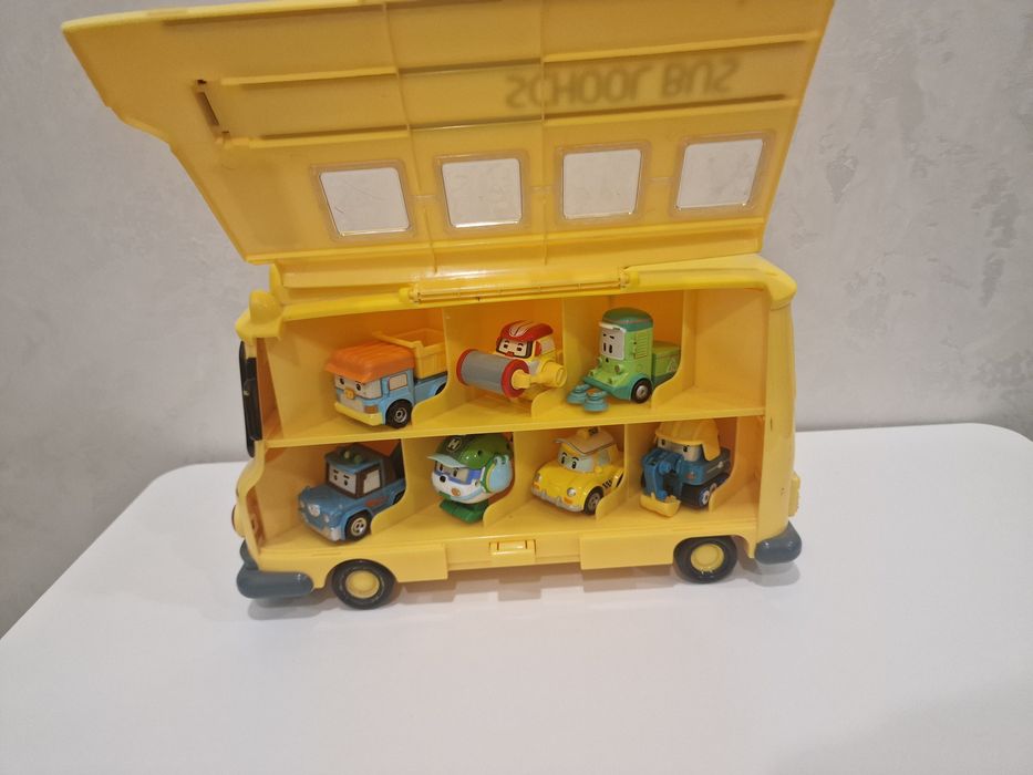 «Robocar Poli» — шкільний автобус.