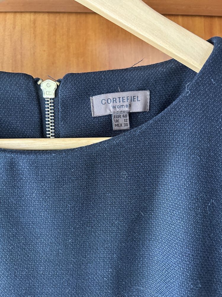 Vestido preto Cortefiel com detalhes nas mangas