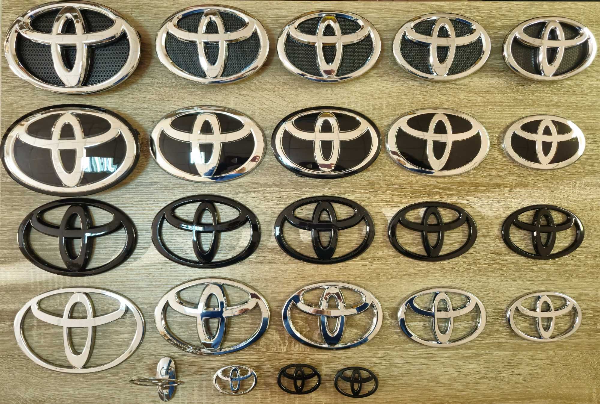Емблема логотип значок шильдик напис Toyota передній, задній