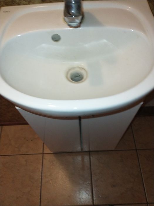 Szawką łazienkowa wraz z umywalką i baterją komplet