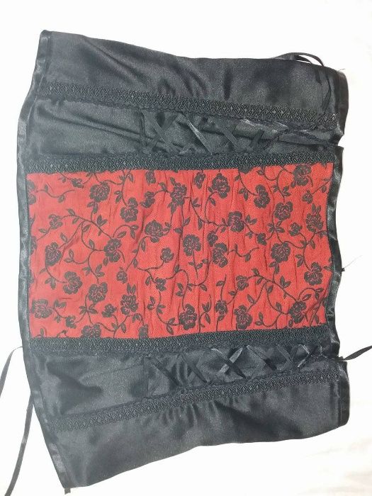 Top preto e vermelho com atilhos da Darkdoll