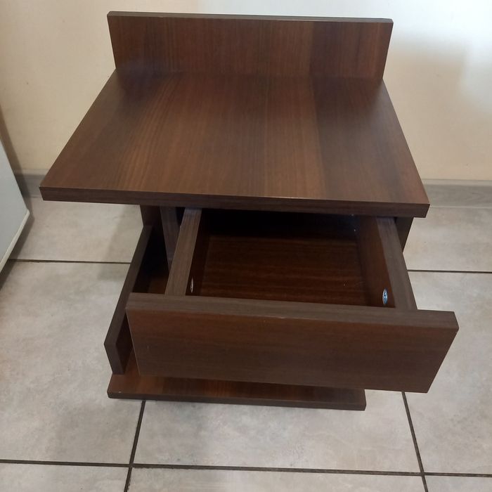 Stolik, szafka nocna, ciemny orzech.