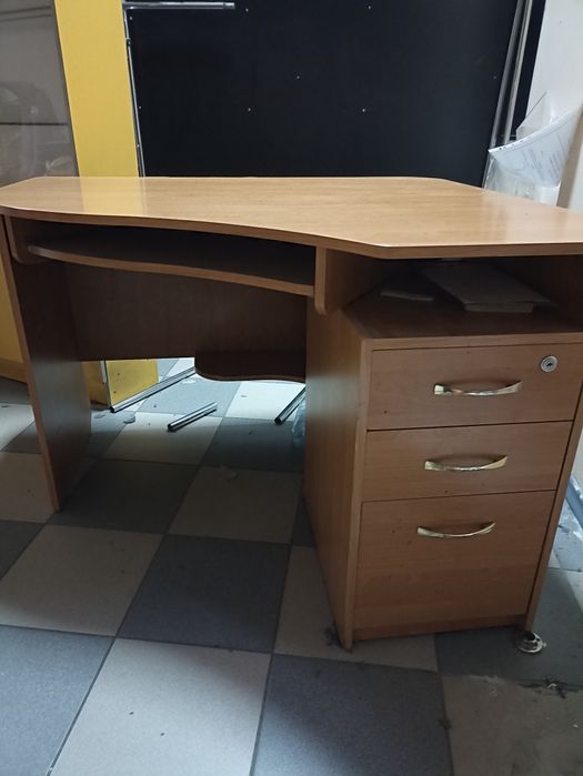 Стіл письмовий комп'ютерний