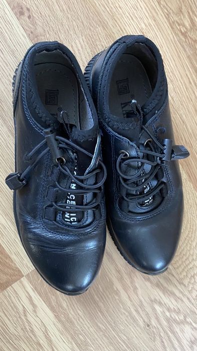 Спортивные туфли)