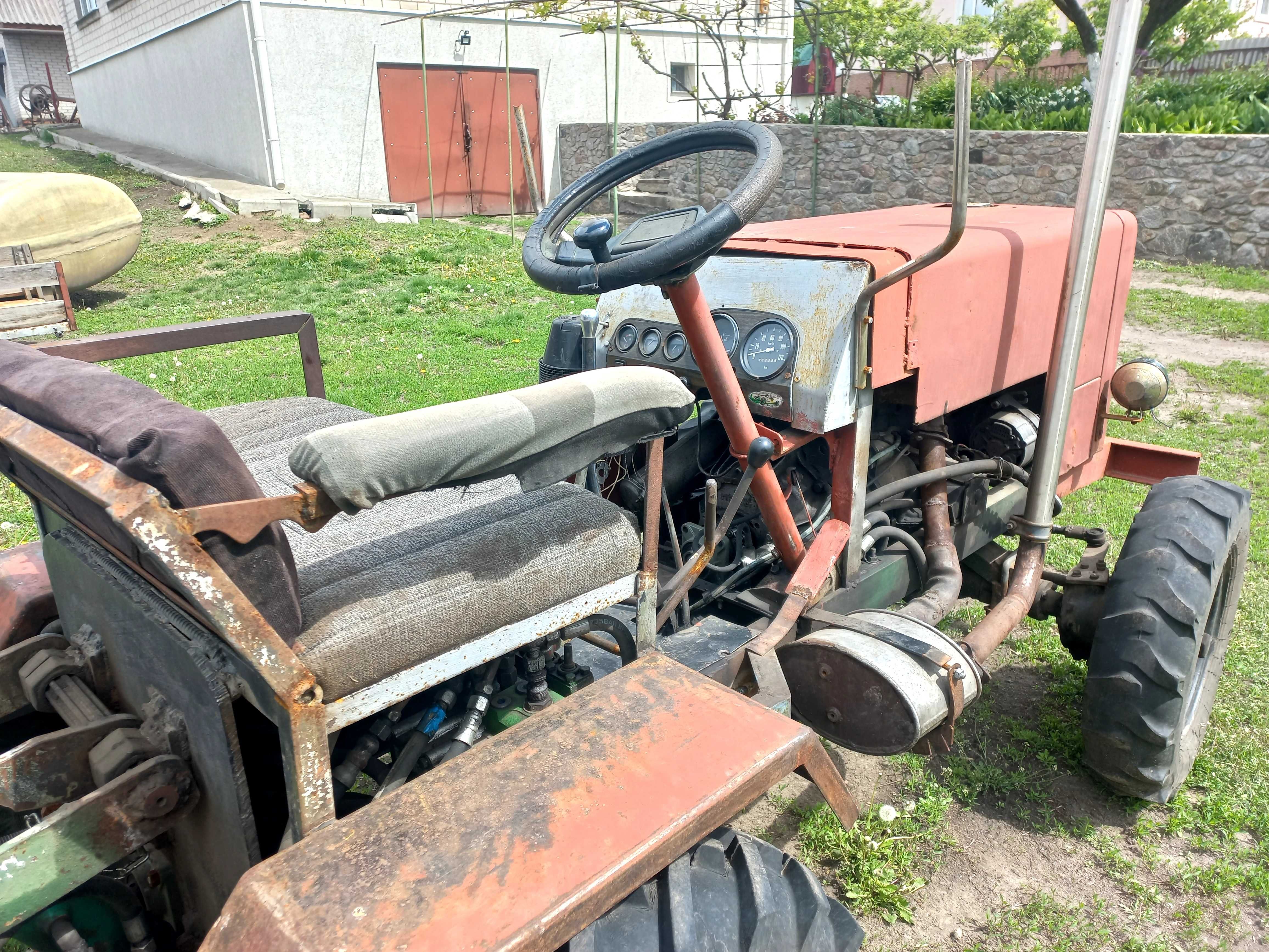 Продам трактор ( плуг та культіватор у комплекті)