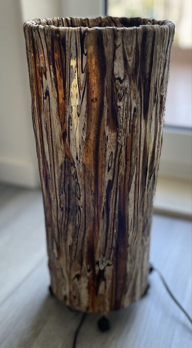 Candeeiro de Chão com Folha de Bananeira Natural – Luz Ambiente Deco