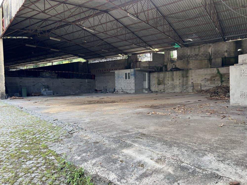 Arrendam-se Armazéns e Escritórios em parque industrial com 15.000m2