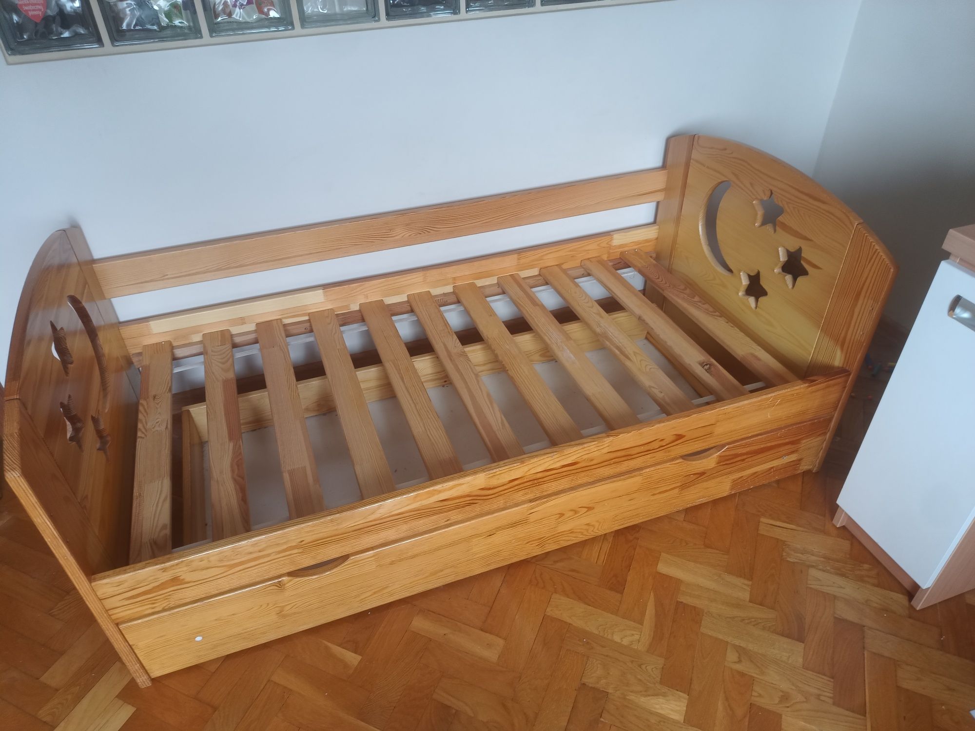 Łóżko dziecięce drewniane
