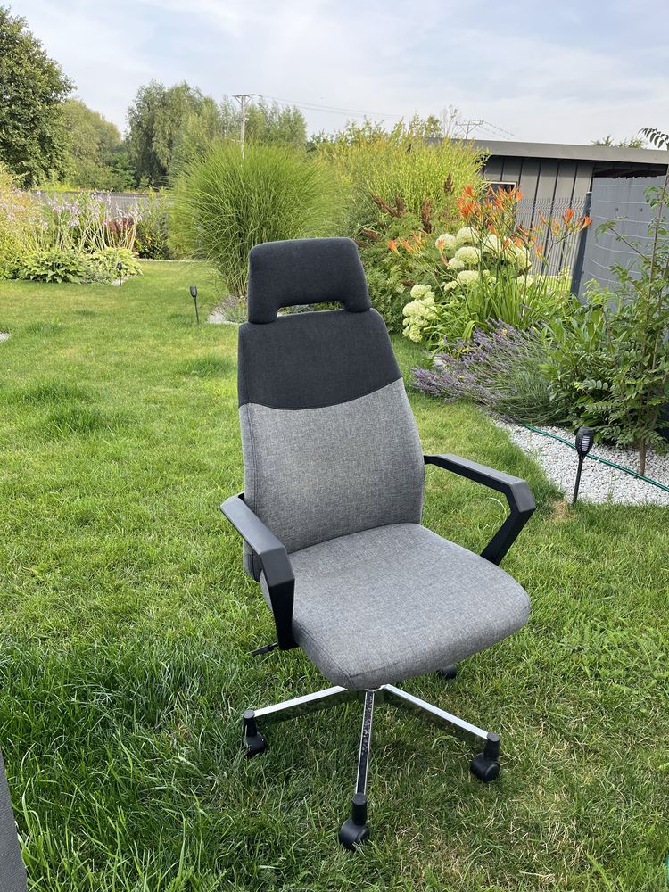 Fotel biurowy popielaty na kółkach